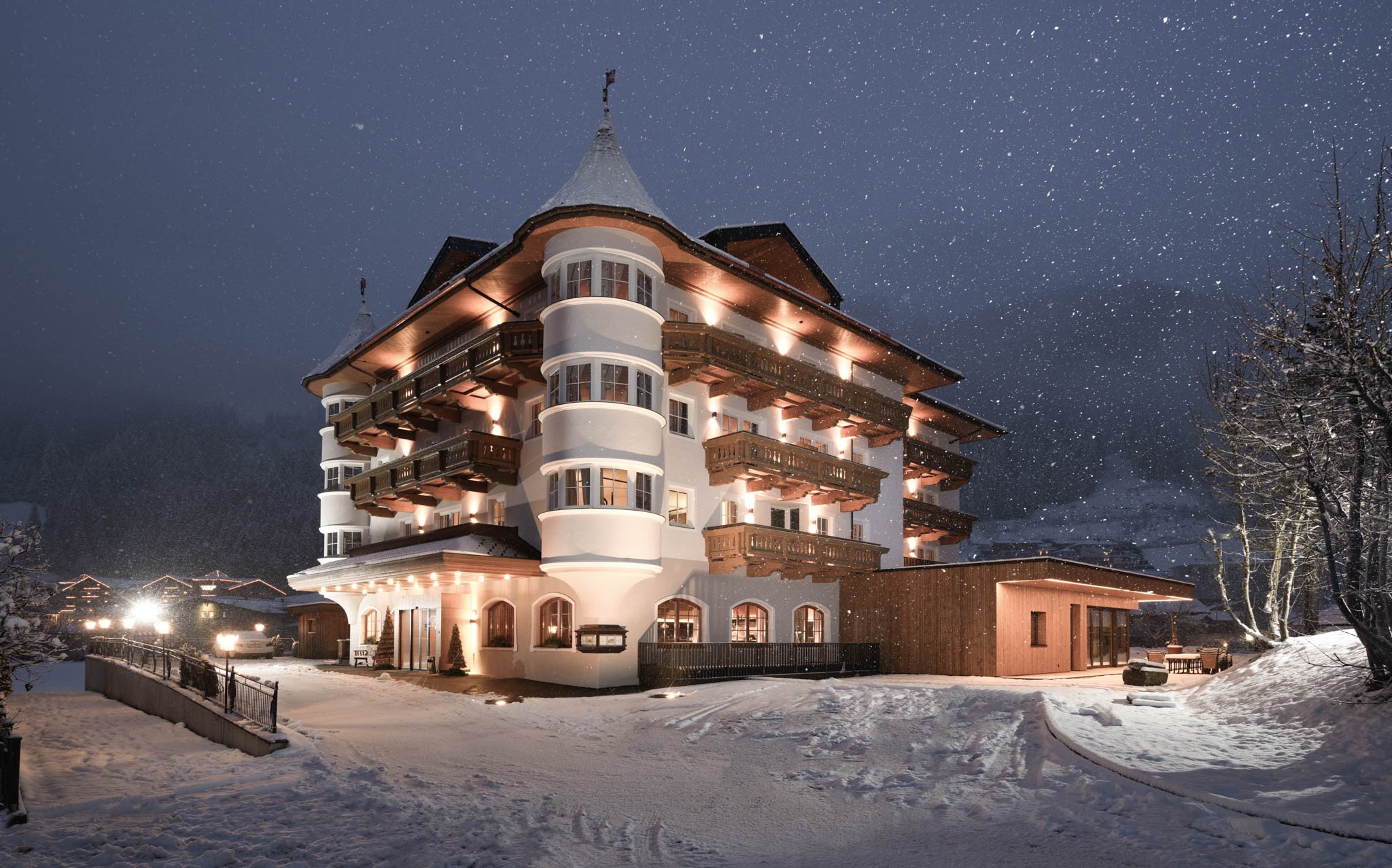 Hotel Bergzeit bei Nacht mit beleuchteter Fassade