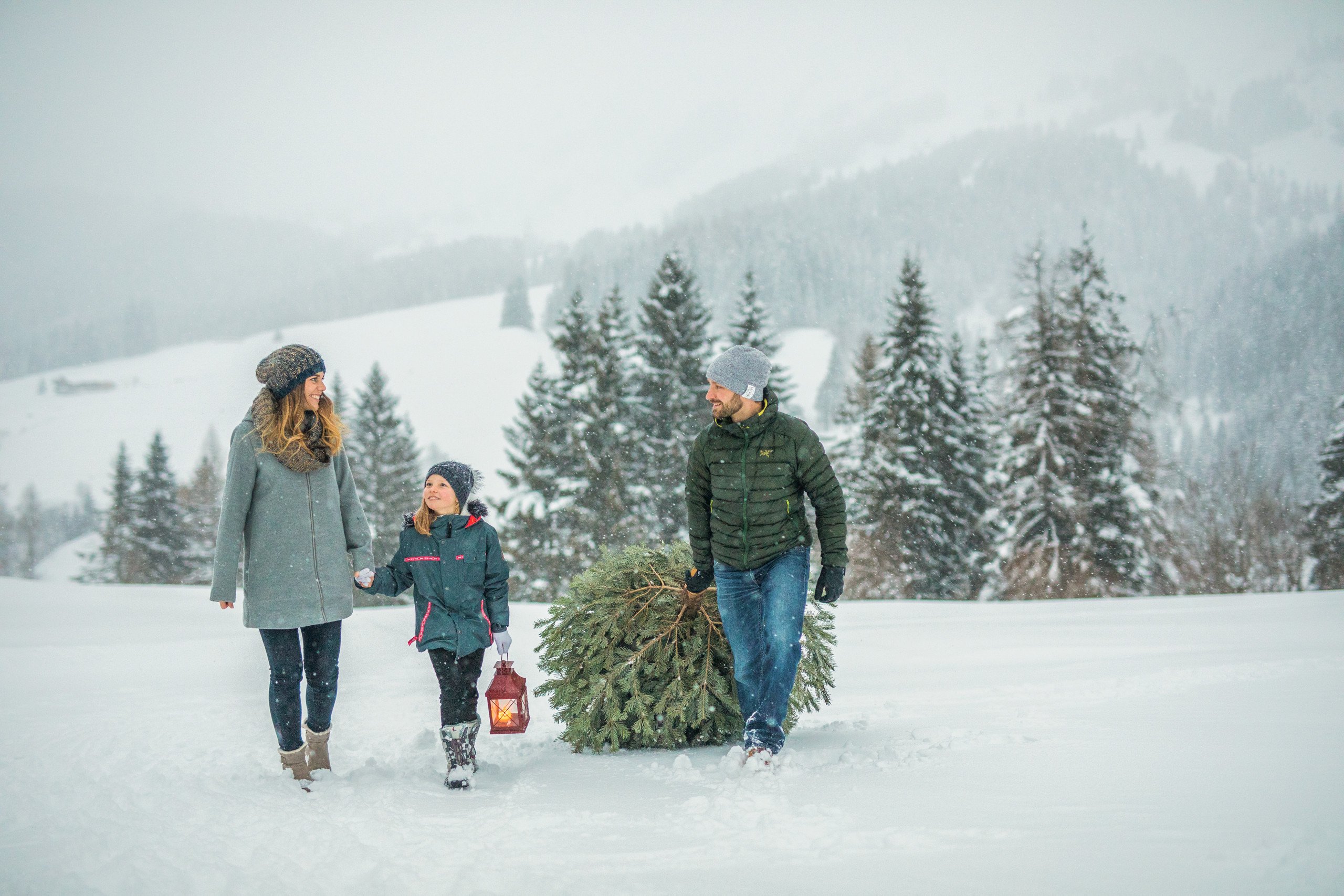 Winterspaziergang mit Familie im Salzburger Land