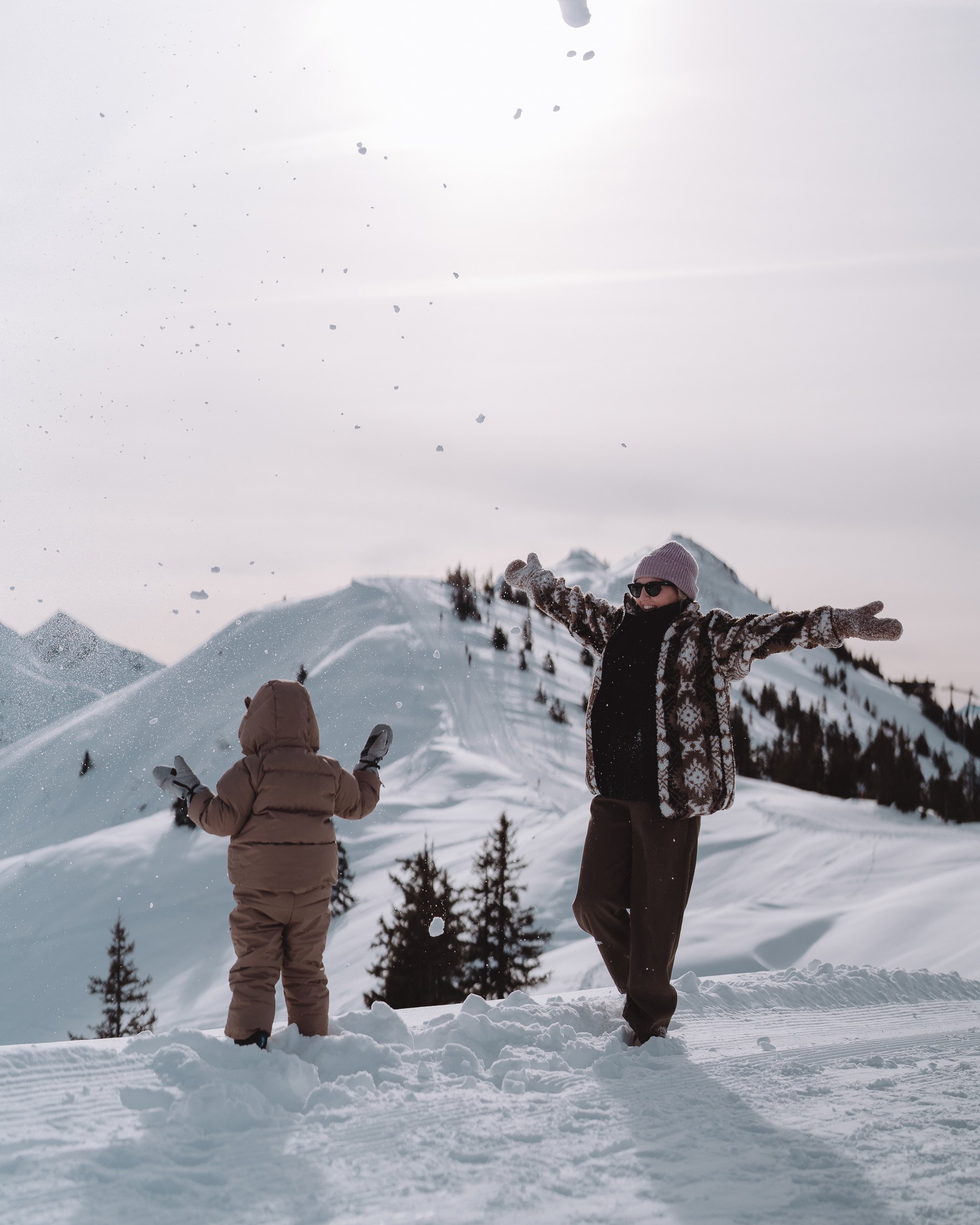 Winterspaß im Schnee mit Freunden im Salzburger Land